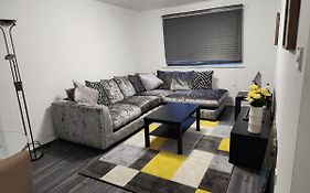 1 Bedroom Service Apartment With Netflix