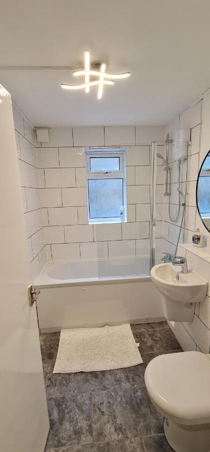 1 Bedroom Service Apartment With Netflix West Thurrock Exterior photo