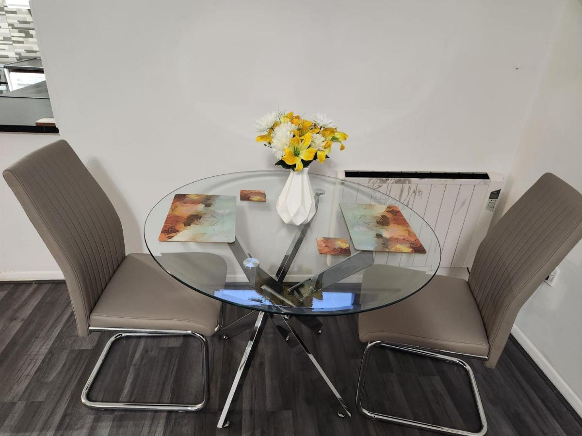 1 Bedroom Service Apartment With Netflix West Thurrock Exterior photo